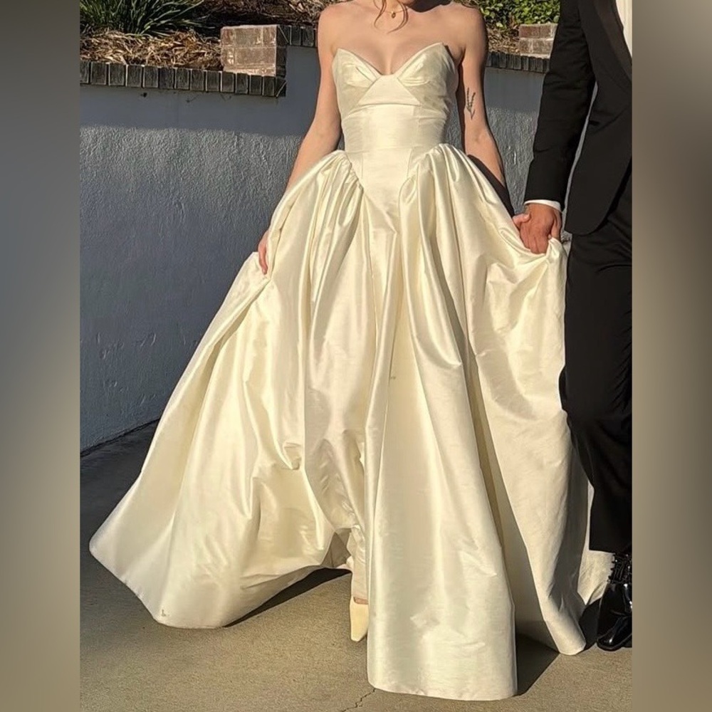 Elegant Strapless Ball Gown Dress in Ivory